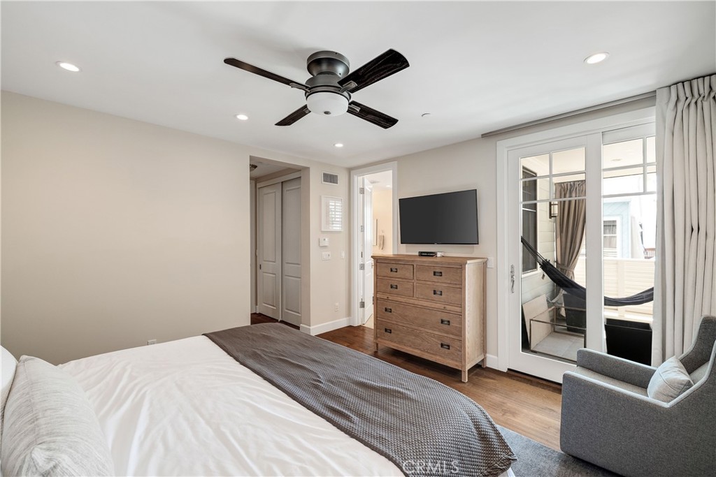 124 23rd Street Manhattan Beach, CA 90266 - Photo 36 of 50 a bedroom with furniture flat screen tv and a fireplace
