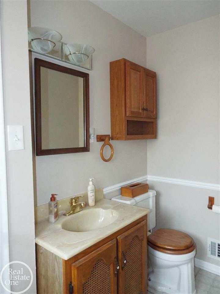 11147 Martin Warren, MI 48093 - Photo 14 of 30 31313251-13.JPG