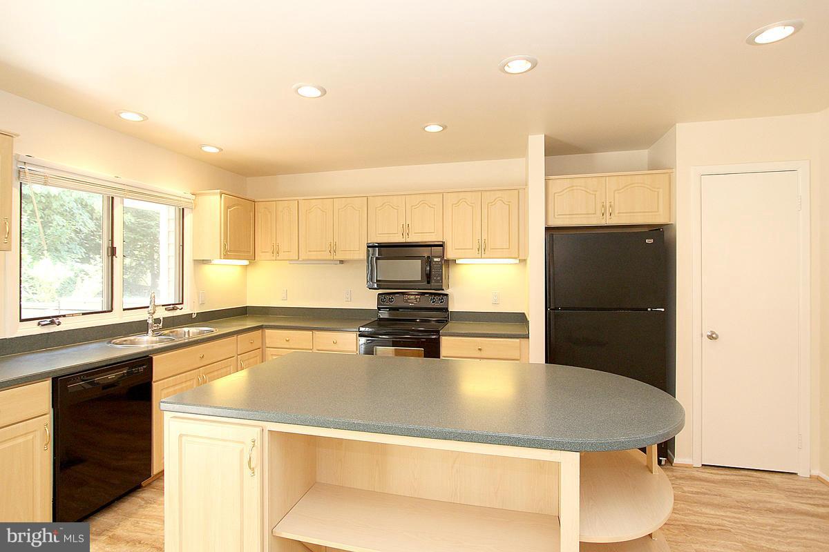 1936 Lakeport Way Reston, VA 20191 - Photo 11 of 22 Kitchen