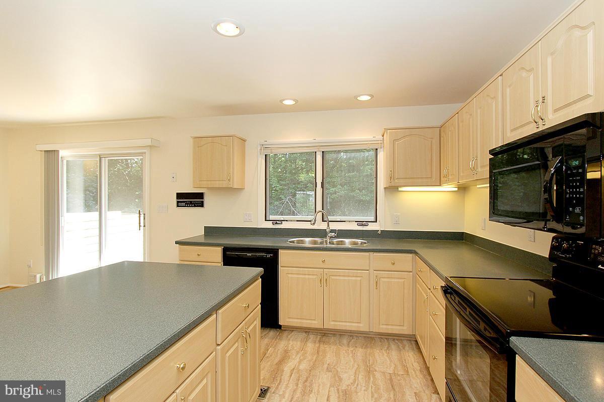 1936 Lakeport Way Reston, VA 20191 - Photo 12 of 22 Kitchen