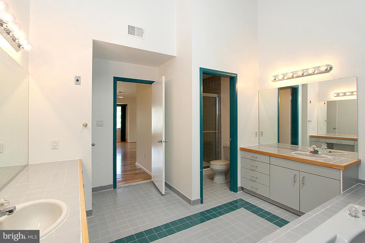 1936 Lakeport Way Reston, VA 20191 - Photo 15 of 22 Bath (Master)