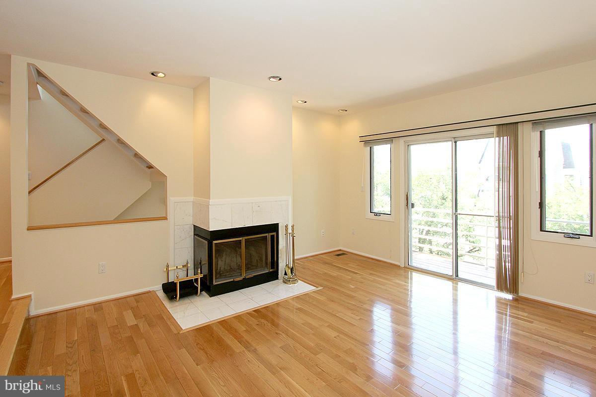 1936 Lakeport Way Reston, VA 20191 - Photo 4 of 22 Living Room
