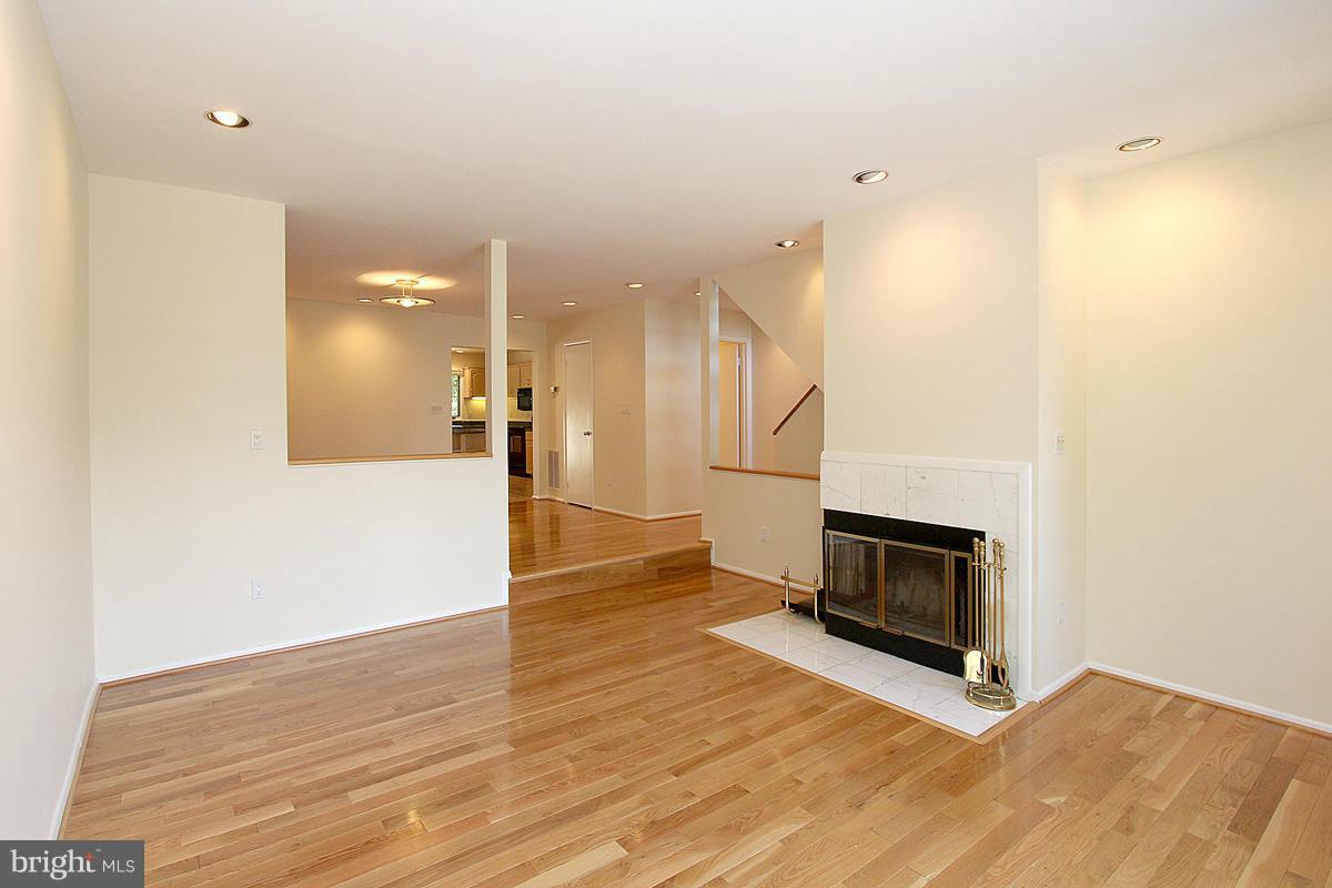 1936 Lakeport Way Reston, VA 20191 - Photo 5 of 22 Living Room