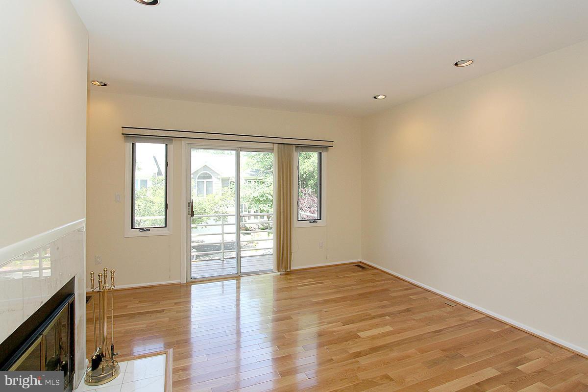 1936 Lakeport Way Reston, VA 20191 - Photo 6 of 22 Living Room