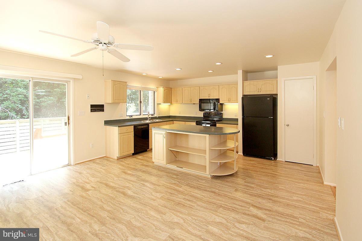 1936 Lakeport Way Reston, VA 20191 - Photo 7 of 22 Kitchen
