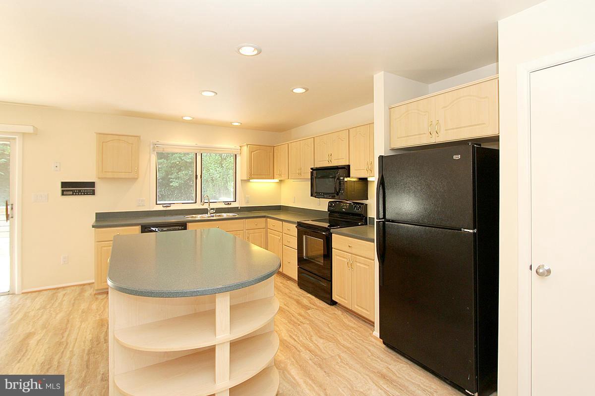 1936 Lakeport Way Reston, VA 20191 - Photo 10 of 22 Kitchen