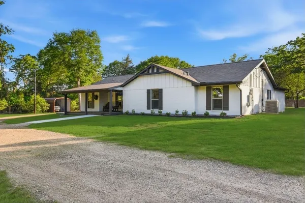 $680,000 | 486 Hickory Creek Road, Bellville, TX 77418
