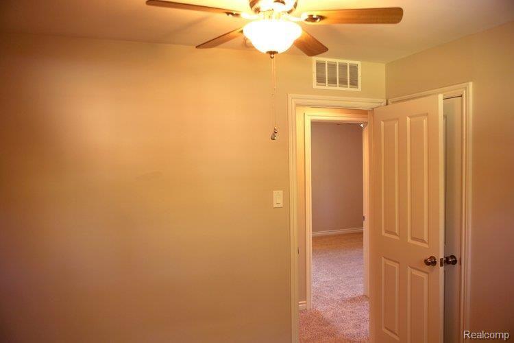 28556 Quail Hollow Road Farmington, MI 48331 - Photo 6 of 10 28556_Bed3.jpg