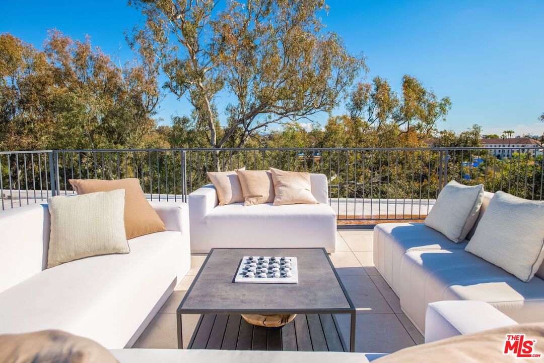 11600 Dunstan Way, Unit 214 Los Angeles, CA 90049 - Photo 11 of 12 a view of a couches in the roof deck