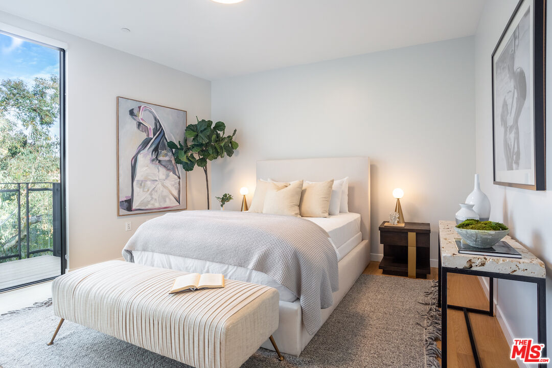 11600 Dunstan Way, Unit 214 Los Angeles, CA 90049 - Photo 8 of 12 a bedroom with a bed and window