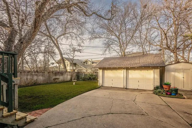 a view of a house with backyard and trees