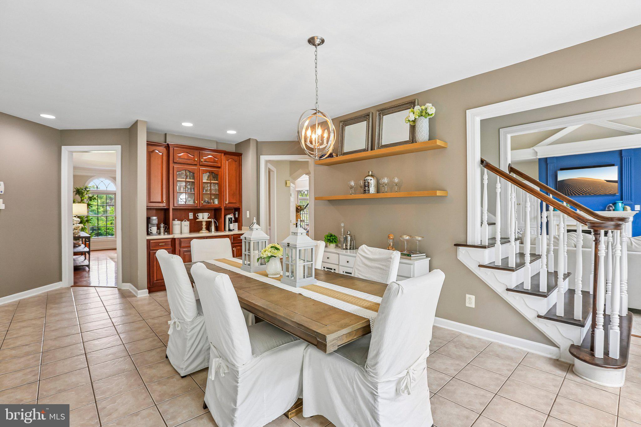 9308 Harrisons Farm Way Gaithersburg, MD 20882 - Photo 18 of 92 Butlers pantry, coffee or wine bar.
