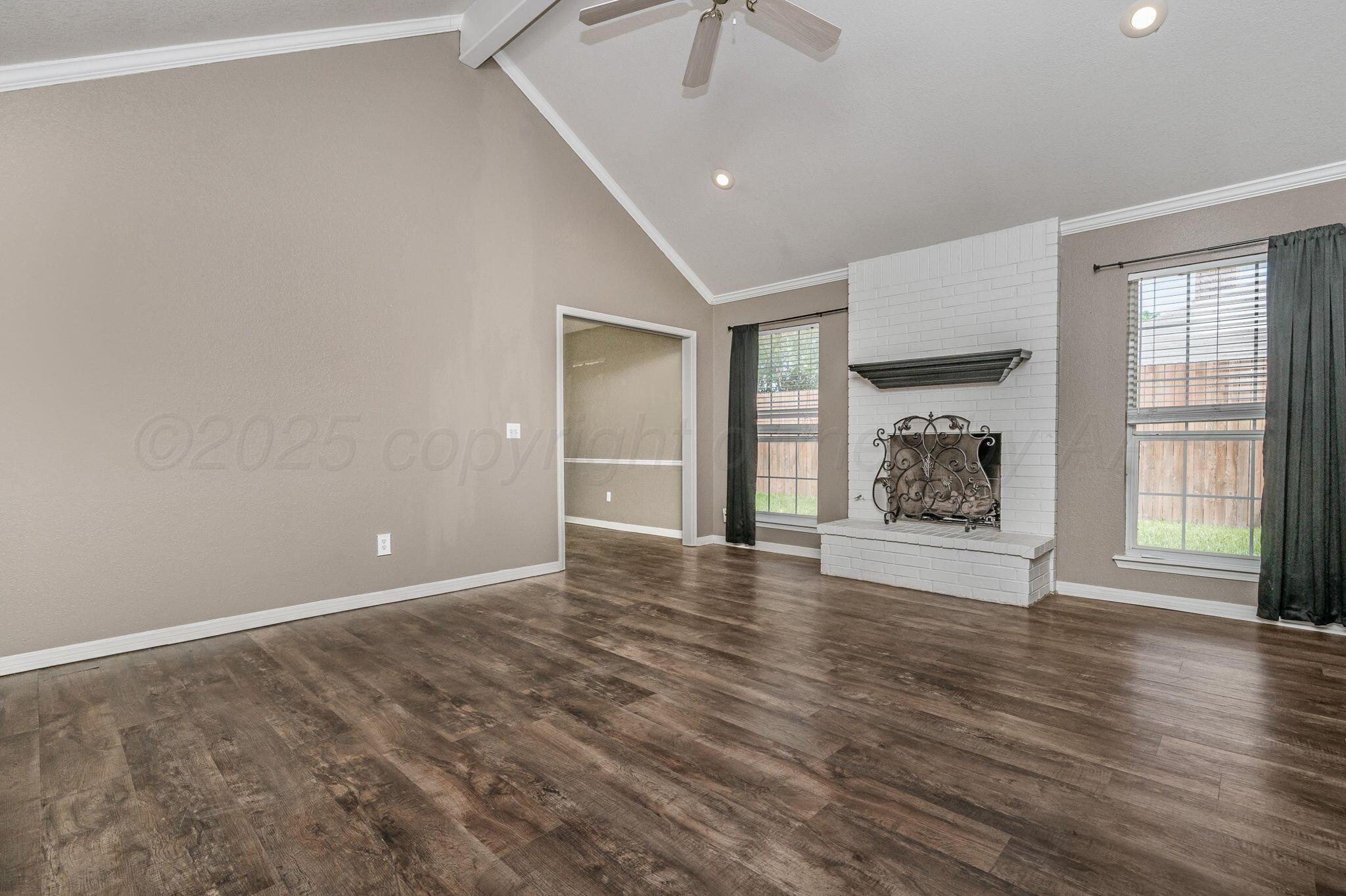 6104 Rutgers Street Amarillo, TX 79109 - Photo 4 of 19 Living Room