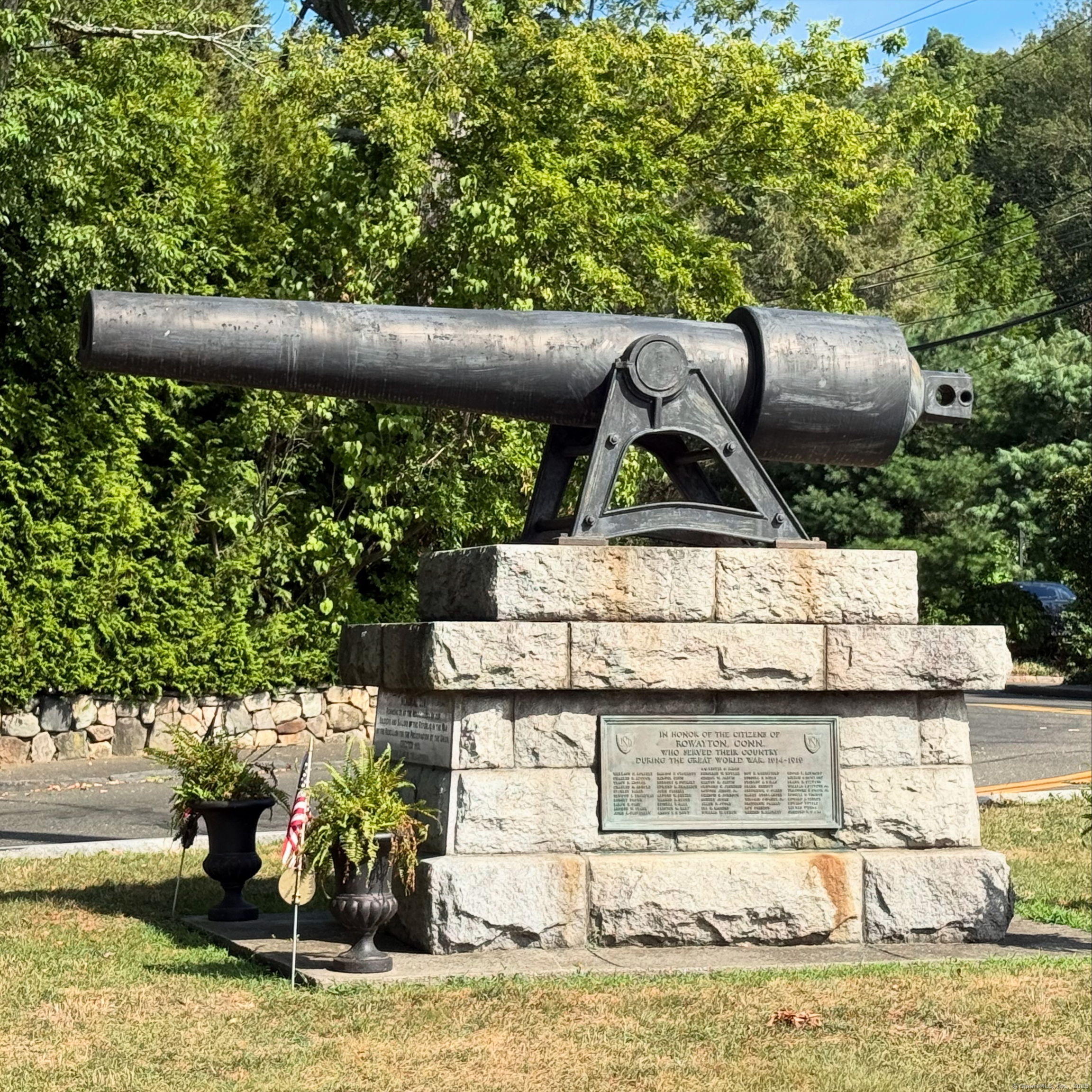 166 Rowayton Avenue, Unit 2 Norwalk, CT 06853 - Photo 35 of 40 a view of swimming pool from a lake view