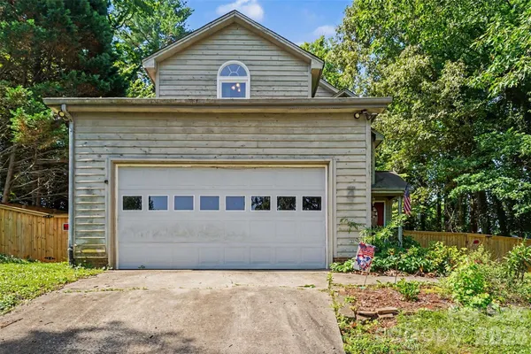 $300,000 | 141 32nd Avenue Northwest, Hickory, NC 28601