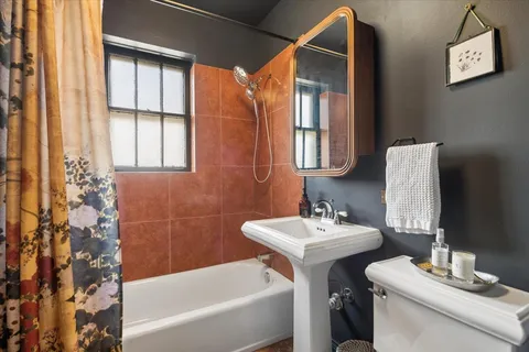 $400,000 | 1118 Washington Boulevard, Unit 3A, Oak Park, IL 60302