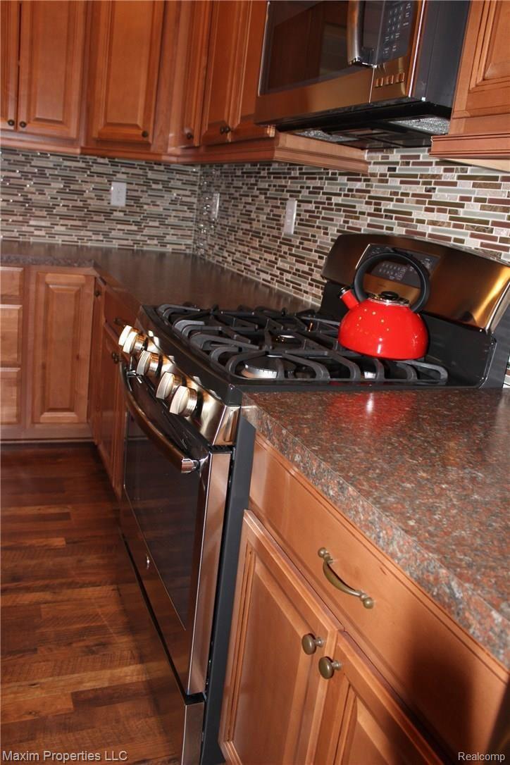 20497 Coachwood Road Riverview, MI 48193 - Photo 16 of 24 KITCHEN COUNTER BACKSPLASH.JPG