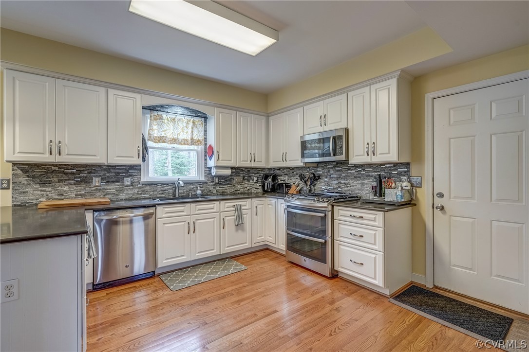 5913 Rosebay Forest Road Midlothian, VA 23112 - Photo 10 of 28 Great Space for Preparing a Home Cooked Meal!