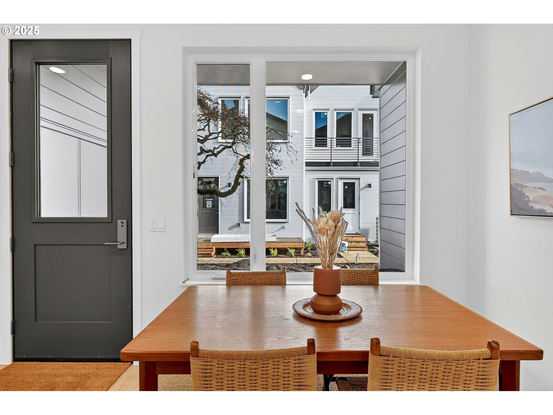 7208 Northeast Going Street Portland, OR 97218 - Photo 3 of 35 a room with musical instruments