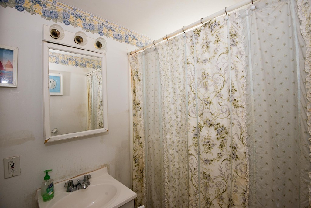 1 R Ticehurst Lane Marblehead, MA 01945 - Photo 14 of 21 a bathroom with a shower curtain and a sink