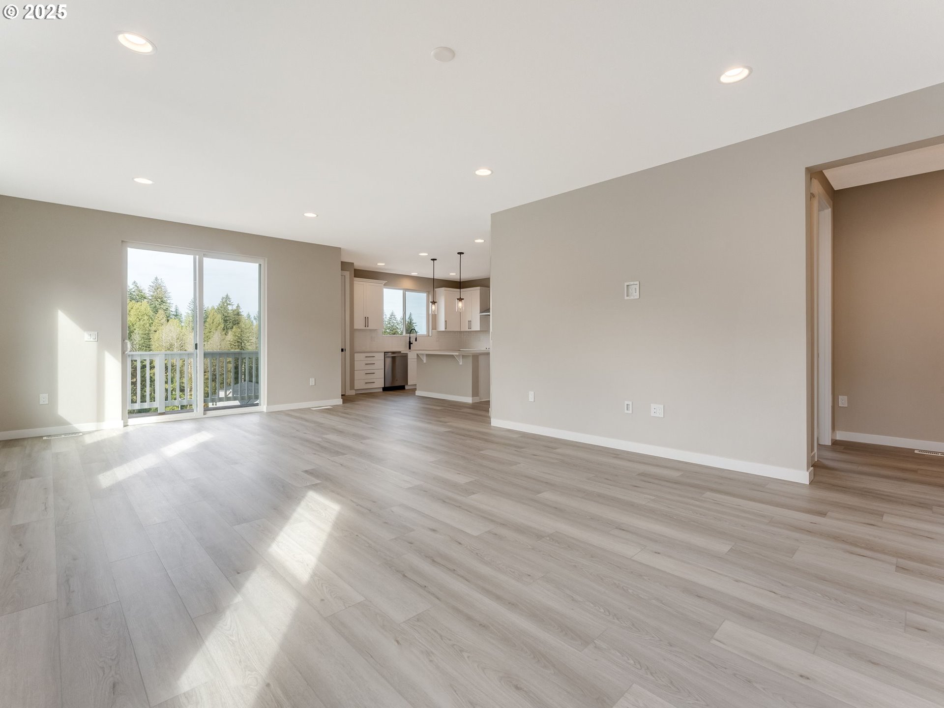 2041 Northeast Ridge Run Lane Estacada, OR 97023 - Photo 5 of 40 Great Room