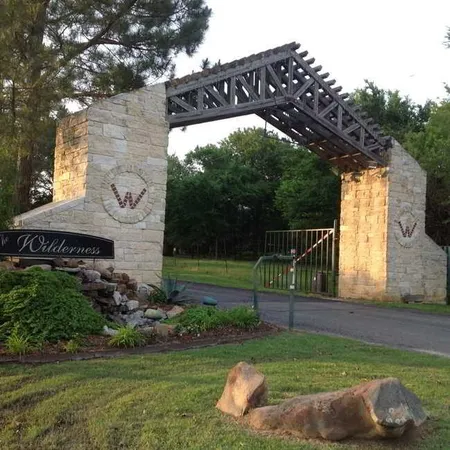 a view of a back yard
