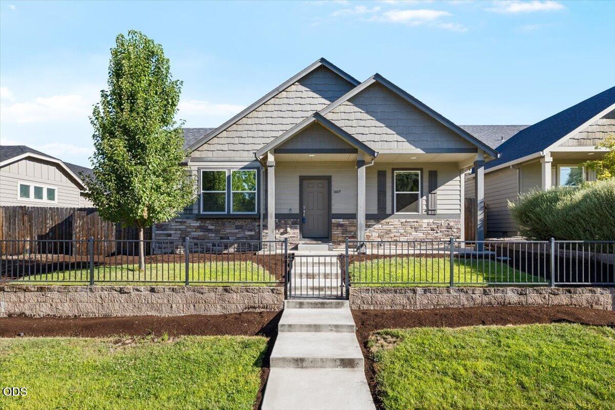 1449 Spring Street Medford, OR 97504 - Photo 1 of 32 Gallery Image 1