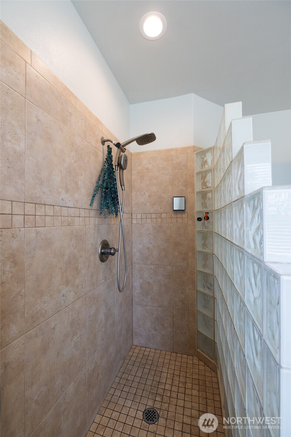 1895 Southeast Maple Drive Chehalis, WA 98532 - Photo 18 of 35 a bathroom with a shower