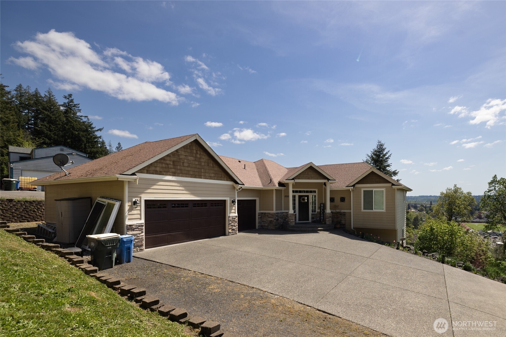 1895 Southeast Maple Drive Chehalis, WA 98532 - Photo 3 of 35 a front view of a house with a yard and garage