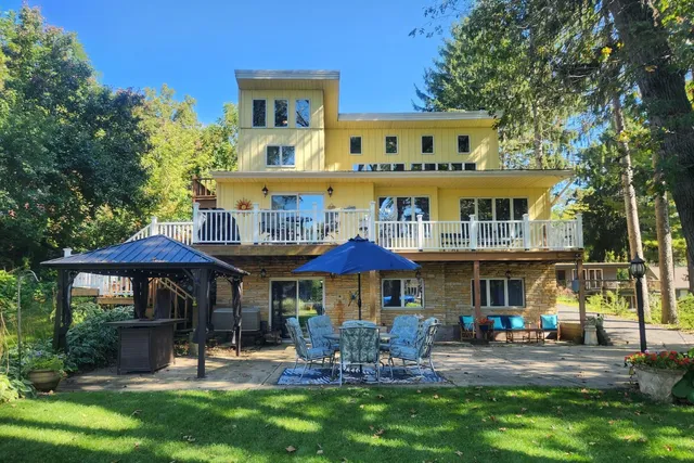 $895,000 | S108W34703 Jacks Bay Road, Mukwonago, WI 53149