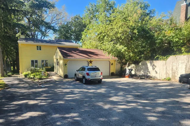 $895,000 | S108W34703 Jacks Bay Road, Mukwonago, WI 53149