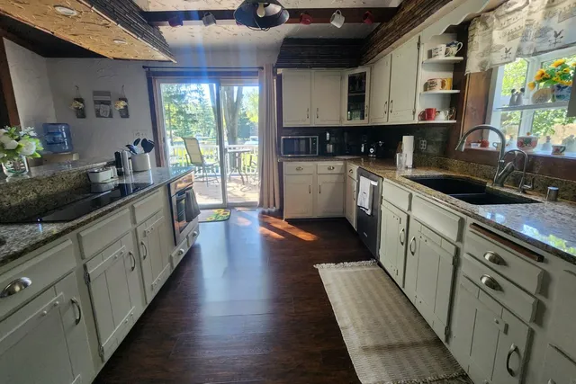 $895,000 | S108W34703 Jacks Bay Road, Mukwonago, WI 53149