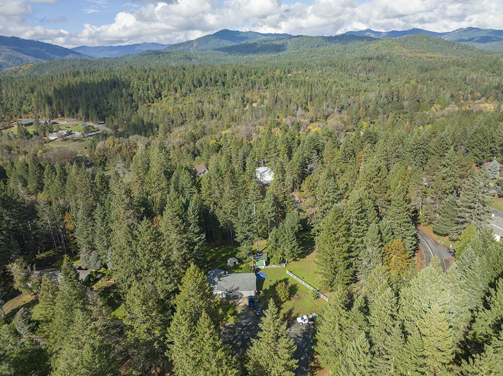 180 October Lane Merlin, OR 97532 - Photo 4 of 49 1d