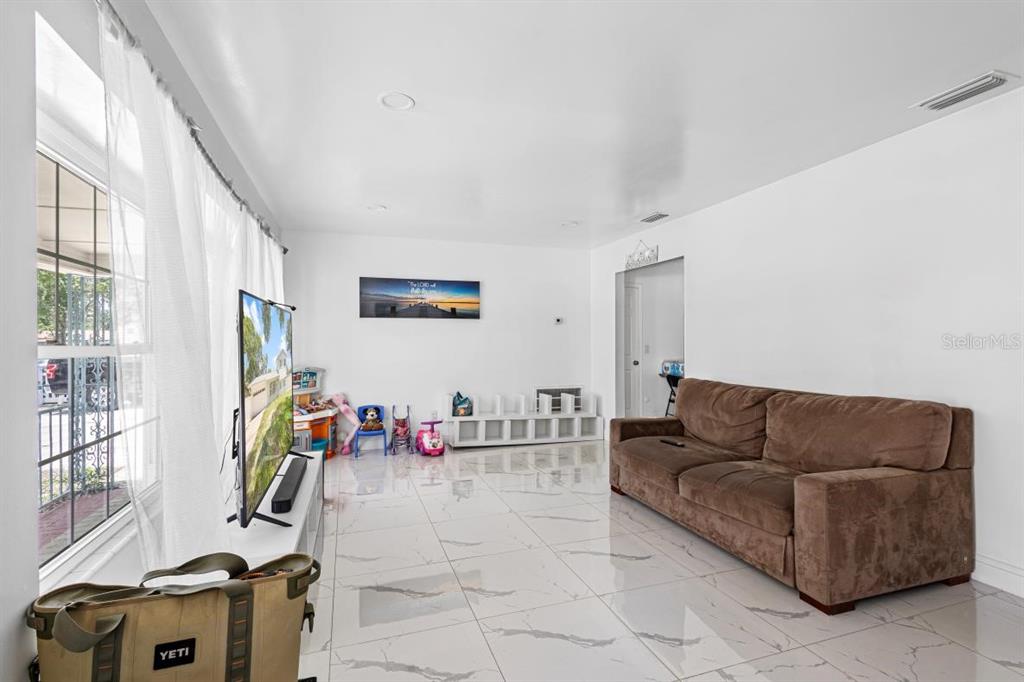 7613 Jackson Springs Road Tampa, FL 33615 - Photo 8 of 25 Gallery Image 8