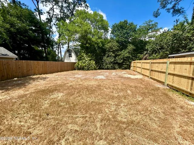 a view of a backyard