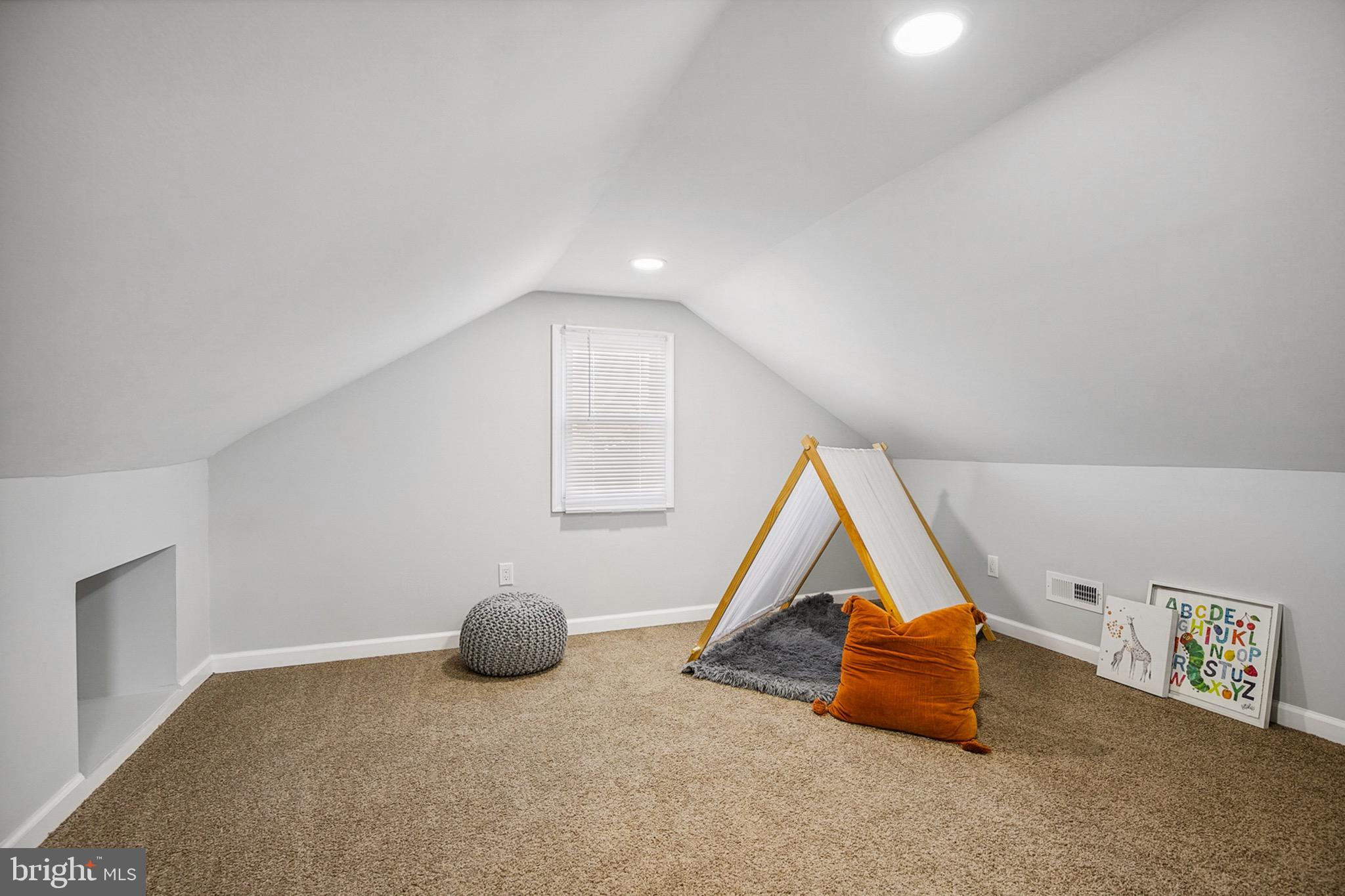 2501 North Point Road Dundalk, MD 21222 - Photo 21 of 28 an empty room with windows