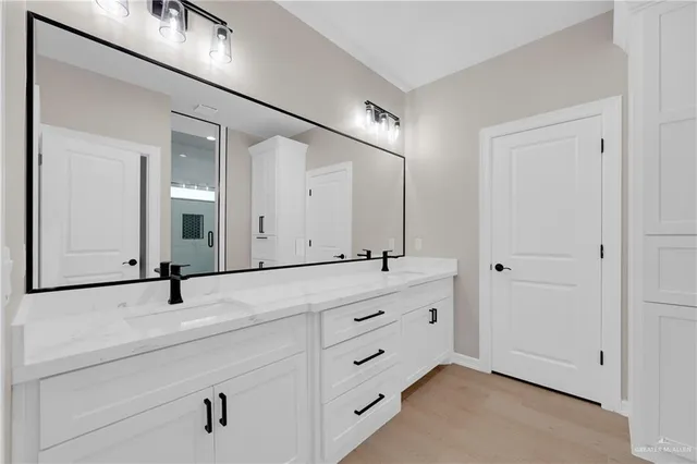 a view of empty room with window