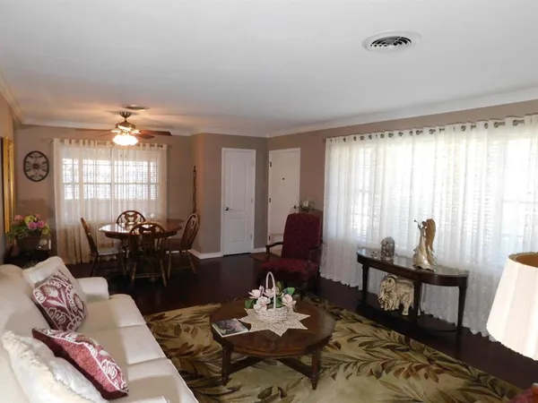 $129,900 | 201 8th Street Southeast, Springhill, LA 71075