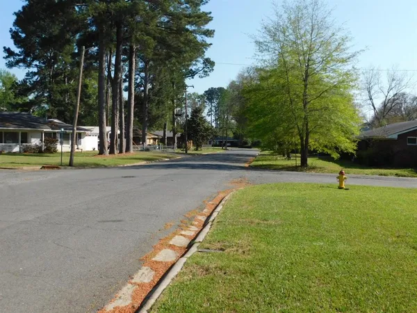 $129,900 | 201 8th Street Southeast, Springhill, LA 71075