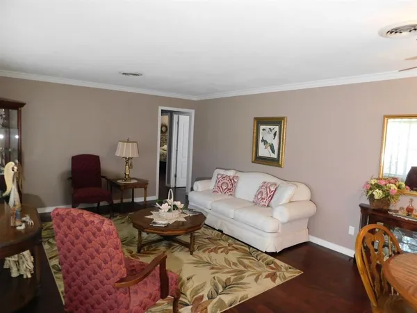 $129,900 | 201 8th Street Southeast, Springhill, LA 71075