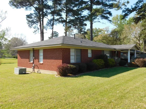 $129,900 | 201 8th Street Southeast, Springhill, LA 71075