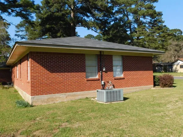 $129,900 | 201 8th Street Southeast, Springhill, LA 71075