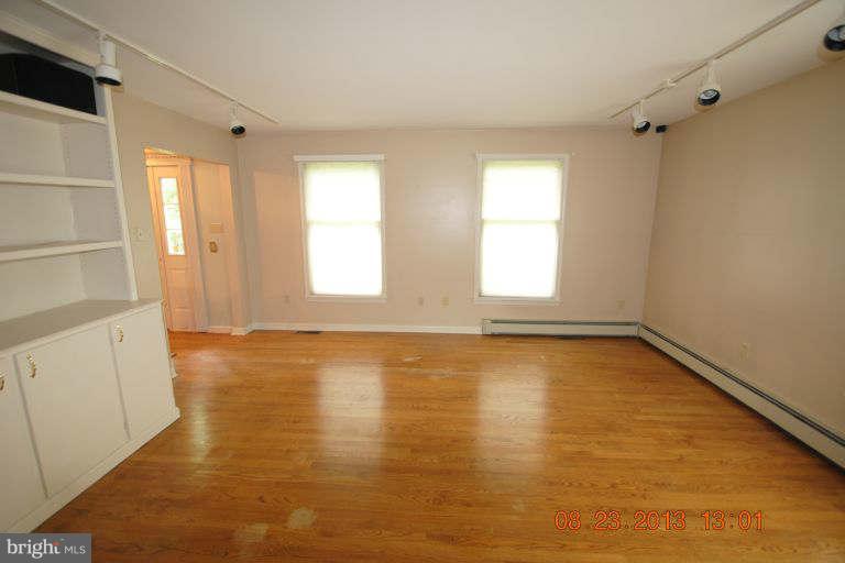 1632 Chestnut Grove Road Winchester, VA 22603 - Photo 5 of 20 Living Room