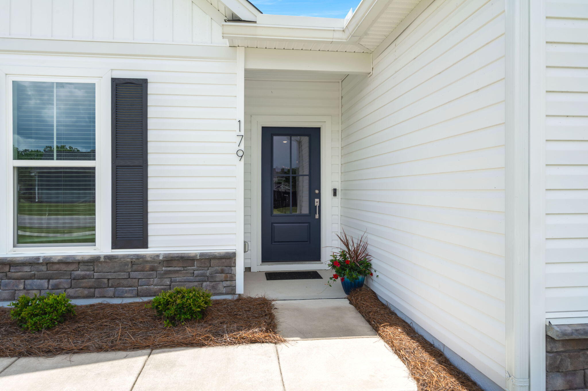 179 Darby Mdw Lane Ridgeville, SC 29472 - Photo 6 of 38 Come on in!