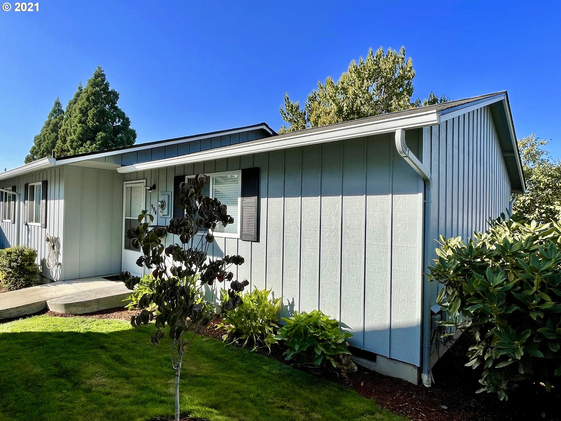 994 West L Street Springfield, OR 97477 - Photo 1 of 26 a front view of a house with garden