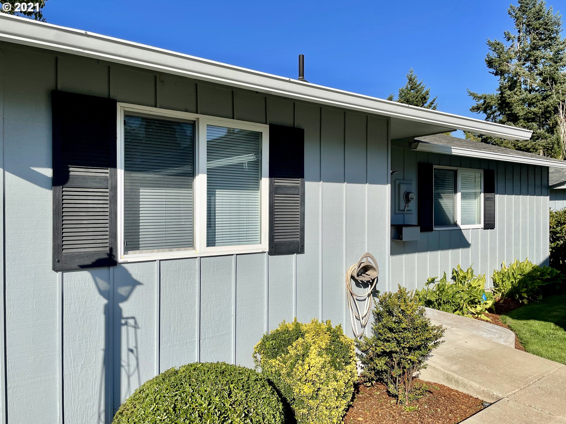 994 West L Street Springfield, OR 97477 - Photo 2 of 26 a front view of a house with garden