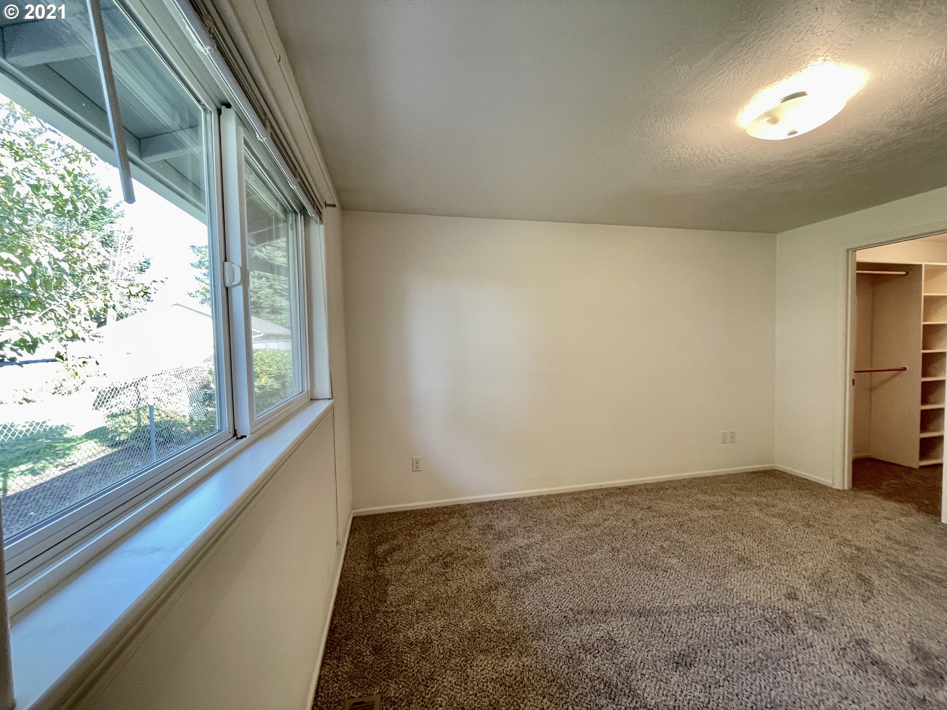994 West L Street Springfield, OR 97477 - Photo 14 of 26 a view of an empty room and a window