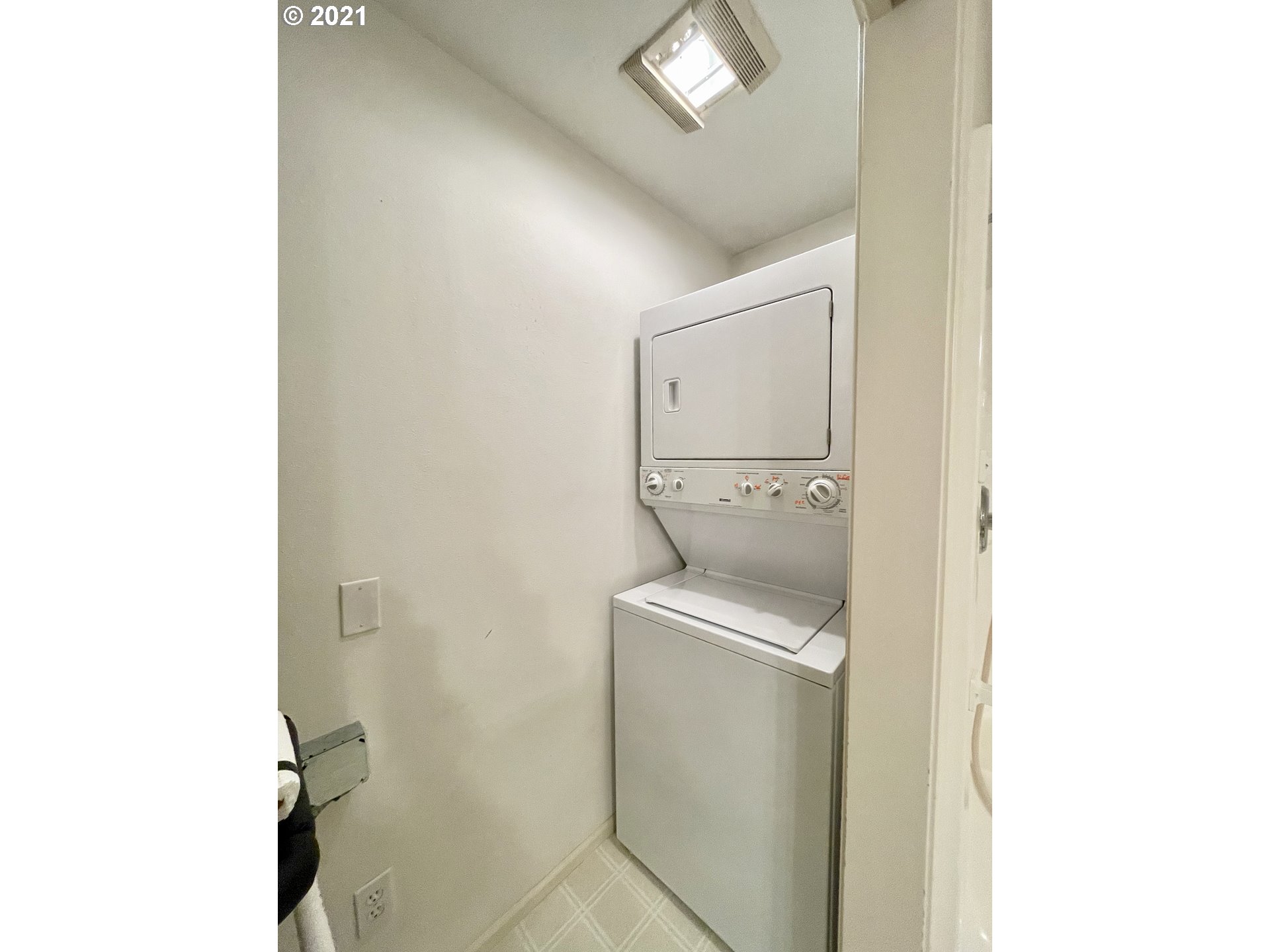 994 West L Street Springfield, OR 97477 - Photo 20 of 26 a utility room with dryer and washer