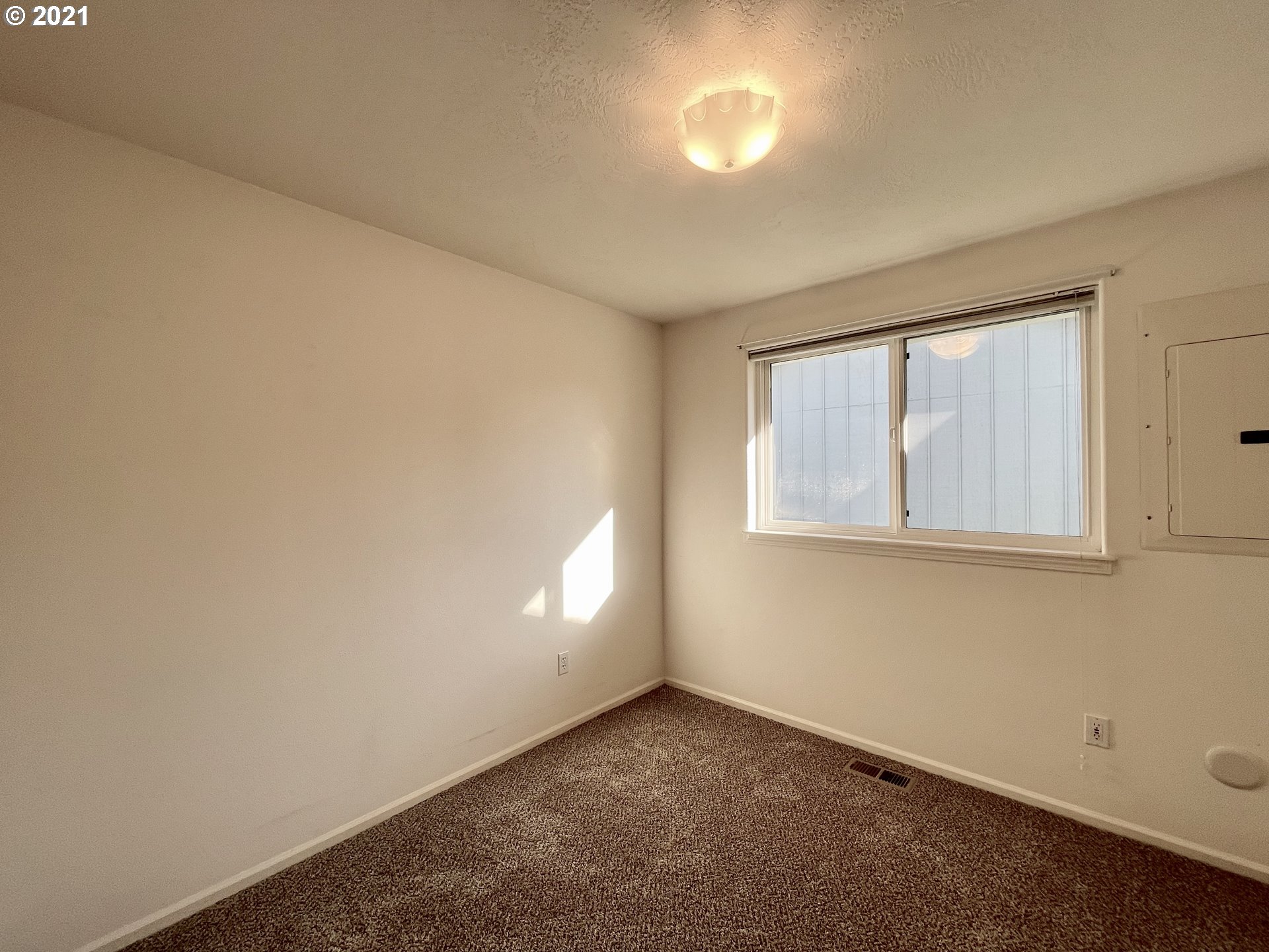 994 West L Street Springfield, OR 97477 - Photo 22 of 26 an empty room with windows