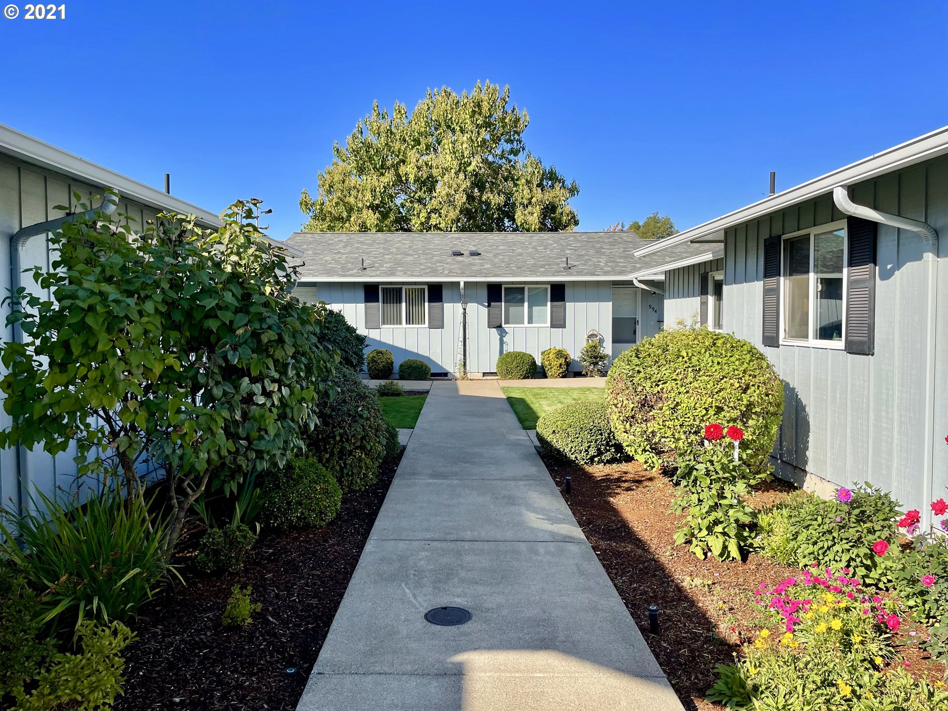 994 West L Street Springfield, OR 97477 - Photo 26 of 26 a front view of a house with a yard and fountain